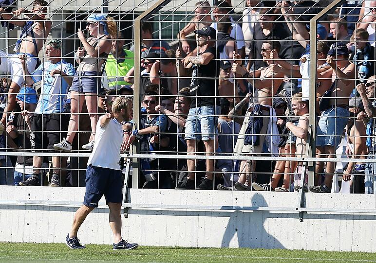 Hitzige Szene abseits und auf dem Platz
