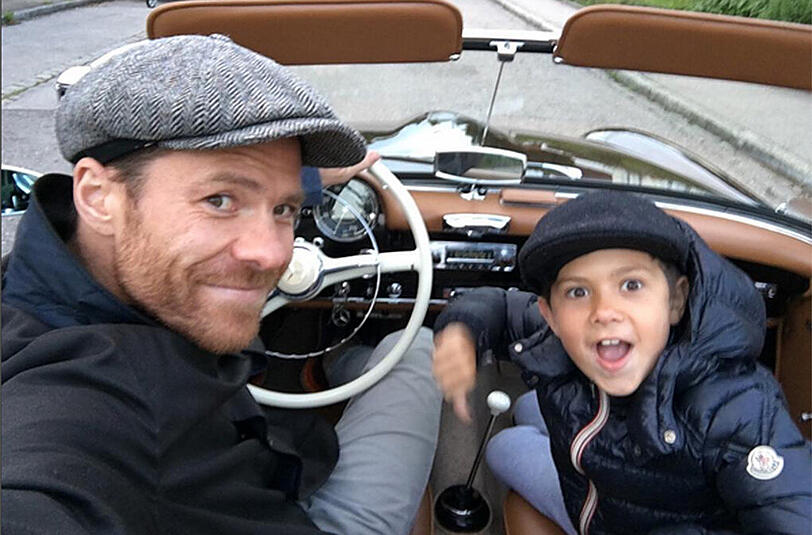 Xabi Alonsos Kinder - Sohn Jontxu sowie die Töchter Ane und Emma - sitzen mit Mutter Nagore bei jedem Heimspiel auf der Tribüne.