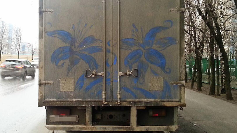Nur die Vase fehlt bei dieser Blumen-Verzierung.
