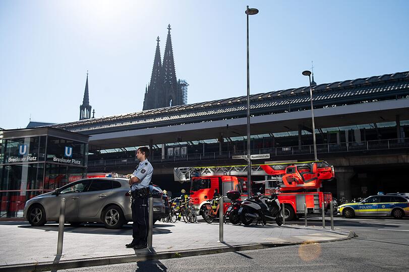 Ein Spezialeinsatzkommando stürmte die Apotheke, verletzte den Geiselnehmer durch Schüsse schwer und befreite die Geisel, die leichte Verletzungen erlitt. Eine weitere Person im Schnellrestaurant erlitt einen Schock.