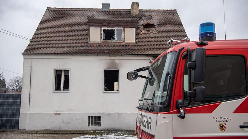 Bayern, Nürnberg: Brandspuren sind an einem Haus zu sehen. Bei dem Brand in dem Nürnberger Wohnhaus sind vier Kinder und eine Frau ums Leben gekommen.