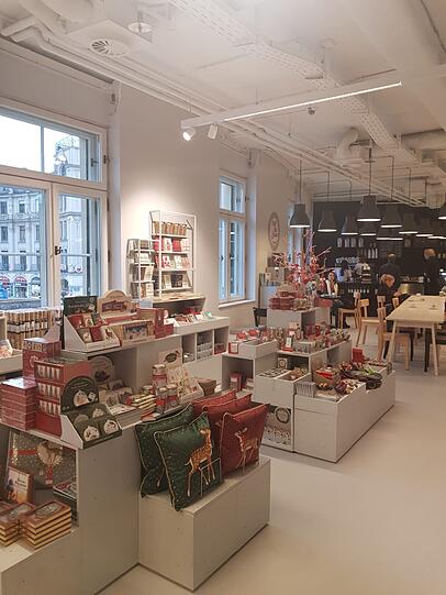 Die Dekoration erinnert die Kunden bereits jetzt an das nahende Weihnachtsfest.