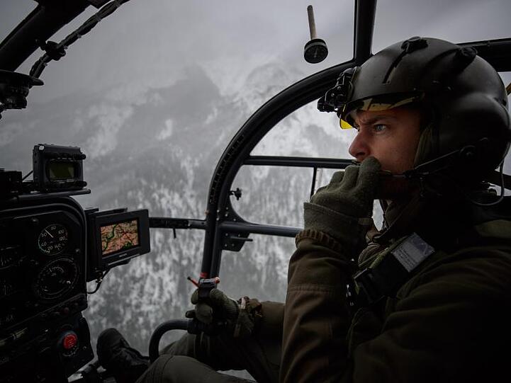 Hilfe aus der Luft: Der Hubschrauber "Alouette III" transportiert dringend benötigte Sauerstoffflaschen für einen Patienten, dessen Vorrat zu Ende geht.