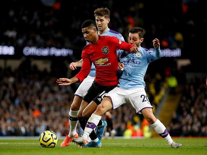 Citys Bernardo Silva (r) foult Uniteds Marcus Rashford - und unterliegt im Manchester-Derby mit 1:2.