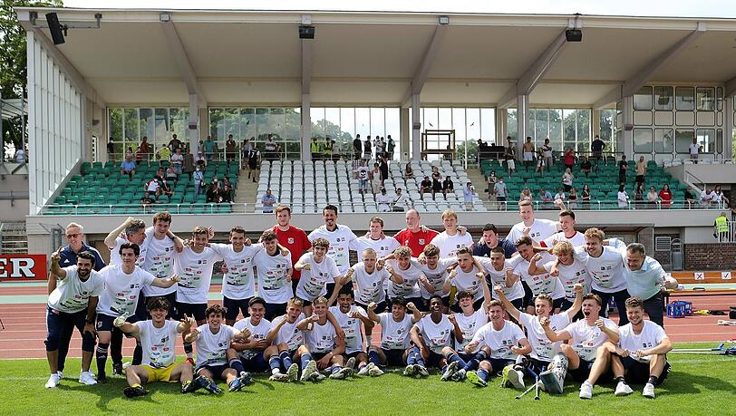 Die frischgebackenen Aufsteiger der Hachinger U19. Die frischgebackenen Aufsteiger der Hachinger U19.