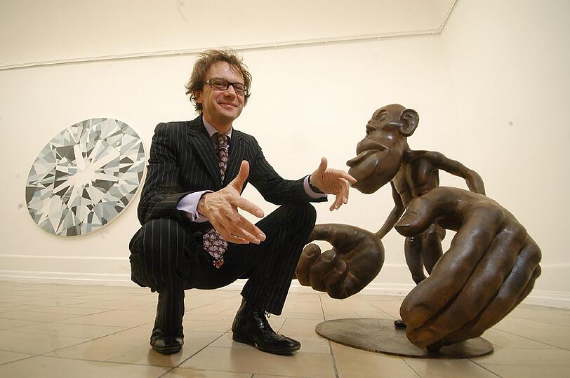 Die Welt begreifen &ndash; mit riesigen Händen: Mathieu Mercier mit &bdquo;Homonculus&ldquo; (oben) und &bdquo;archäologischen&ldquo; Plattenspielern.