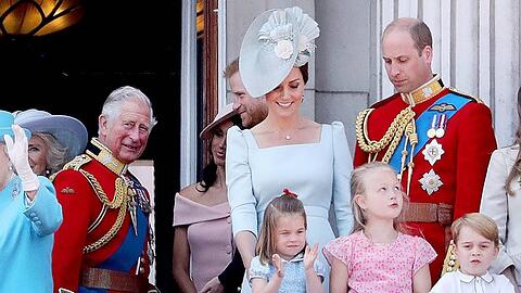 So vertraut wie hier bei "Trooping the Colour" 2018 konnte sich Charles schon seit Jahren nicht mehr mit seiner Familie auf dem Balkon des Buckingham Palastes zeigen. Wird sich das etwa bald ändern?