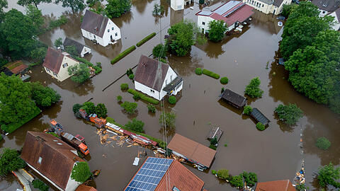 Momentaufnahme vom 1. Juni: In Dinkelscherben im Landkreis Augsburg steht ein Großteil des Ortes unter Wasser.