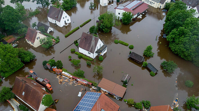 Momentaufnahme vom 1. Juni: In Dinkelscherben im Landkreis Augsburg steht ein Großteil des Ortes unter Wasser.