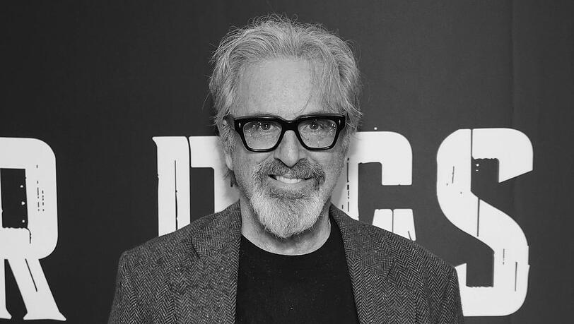 Robert Carradine, der lange Jahre an einer bipolaren St&ouml;rung litt, ist im Alter von 71 Jahren gestorben. Er war besonders f&uuml;r "Die Rache der Eierk&ouml;pfe" und "Lizzie McGuire" bekannt.