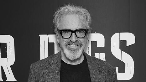 Robert Carradine, der lange Jahre an einer bipolaren St&ouml;rung litt, ist im Alter von 71 Jahren gestorben. Er war besonders f&uuml;r "Die Rache der Eierk&ouml;pfe" und "Lizzie McGuire" bekannt.