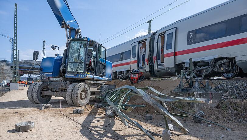 Nach der Kollision eines ICE mit dem Greifarm eines Baggers muss die Schadenh&ouml;he noch ermittelt werden.