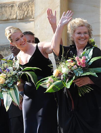 Auch die Gastgeberinnen, Katharina Wagner und Eva Wagner-Pasquier, trugen eher dezente Kleider.
