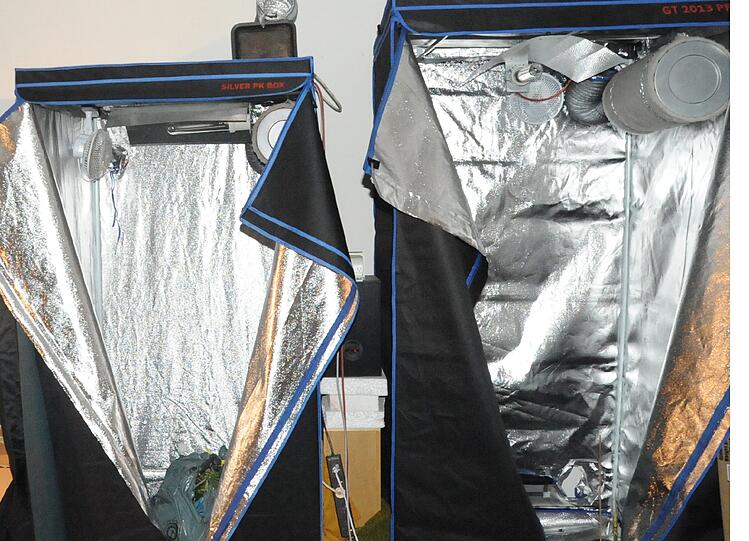 Zwei der drei Aufzuchtseinheiten mit Licht, Entlüftung samt Filter, Ventilator