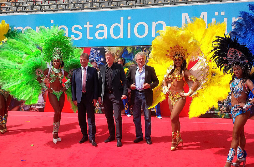 Am Dienstag stellten Oliver Kahn und Sepp Meier inmitten der Samba-Tänzerinnen für ihren Sponsor "tipico" im Olympiastadion die Aktion "Der Goldene Ball" vor.