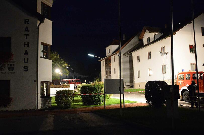 In einem Wohnhaus gegenüber des Veldener Rathauses sind am Montagabend mehrere Schüsse gefallen. Die Einsatzkräfte sichern den Tatort.