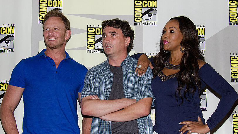 Anthony C. Ferrante mit den "Sharknado"-Darstellern Ian Ziering (l.) und Vivica A. Fox bei der "Comic-Con" 2014 in San Diego Anthony C. Ferrante mit den "Sharknado"-Darstellern Ian Ziering (l.) und Vivica A. Fox bei der "Comic-Con" 2014 in San Diego