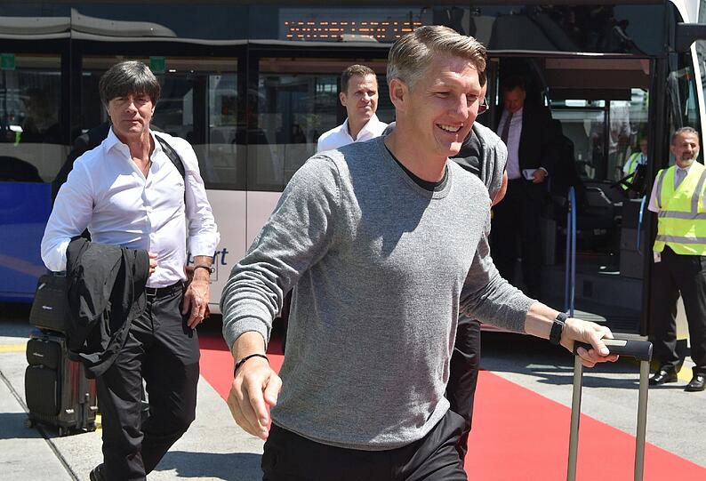 Das DFB-Team auf dem Weg nach Frankreich. Die Bilder vom Abflug in Frankfurt.