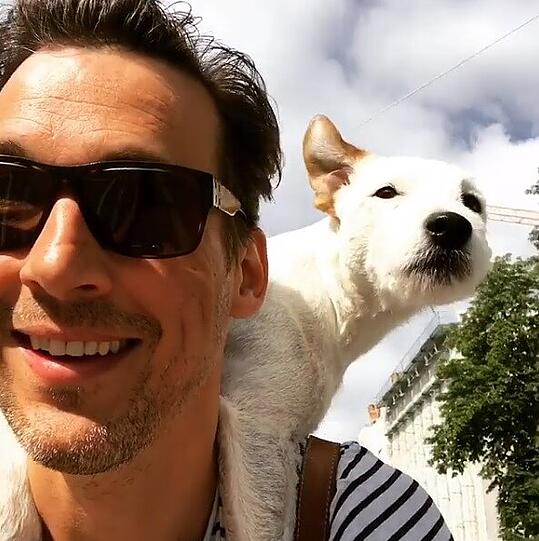 Echtes Traum-Duo: Florian David Fitz und sein Hund Elmo.