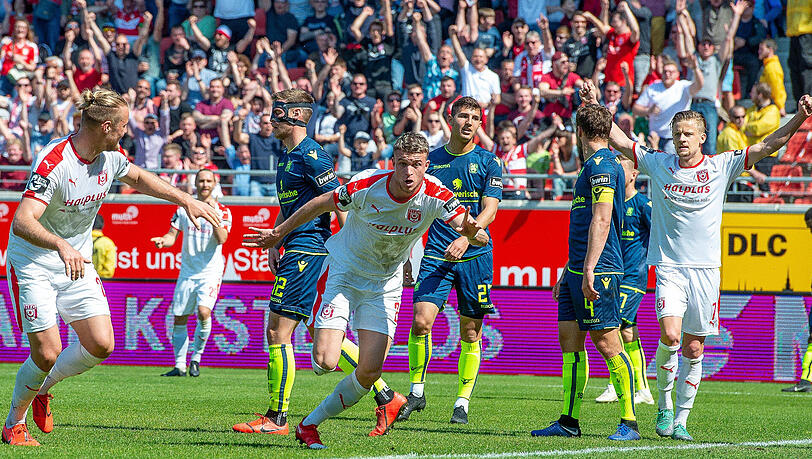 Unter Druck: der TSV 1860 in Halle. Unter Druck: der TSV 1860 in Halle.