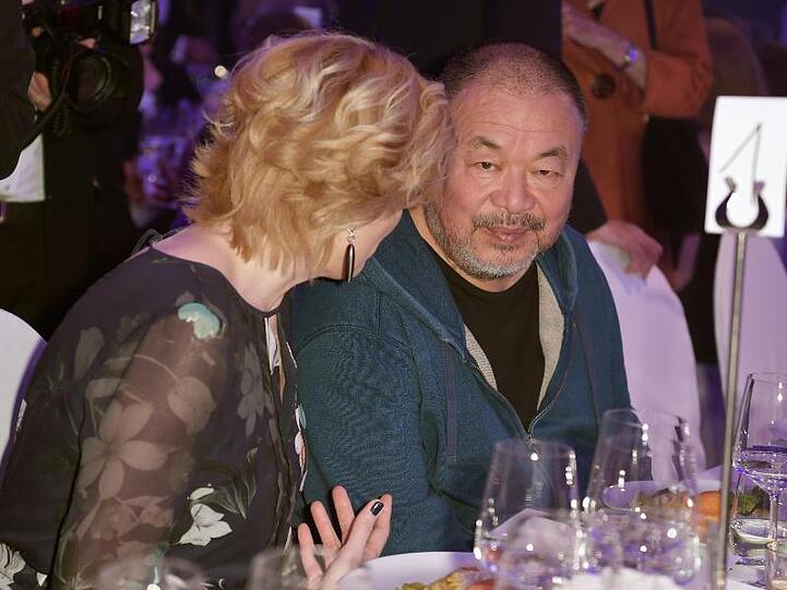 Der chinesischer Künstler Ai Weiwei unterhält sich mit Bundeslandwirtschaftsministerin Julia Klöckner.