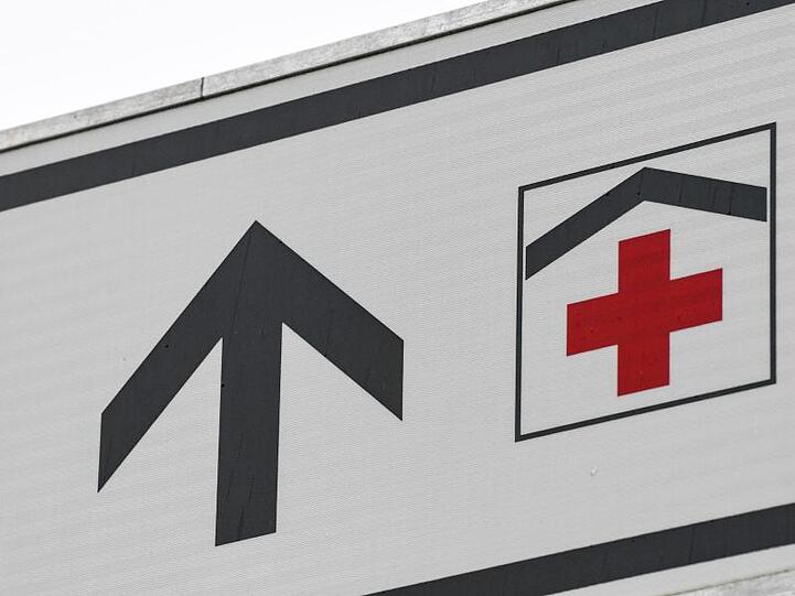 Ein Wegweiser zu einem Klinikum. Foto: Patrick Pleul/dpa-Zentralbild/dpa/Symbolbild