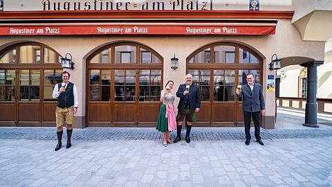 Von links: Augustiner-Bräu-Gesamtvertriebsleiter Ralph Schömig, Barbara und Oliver Wendel und Augustiner-Chef Martin Leibhard prosten auf die Zukunft.