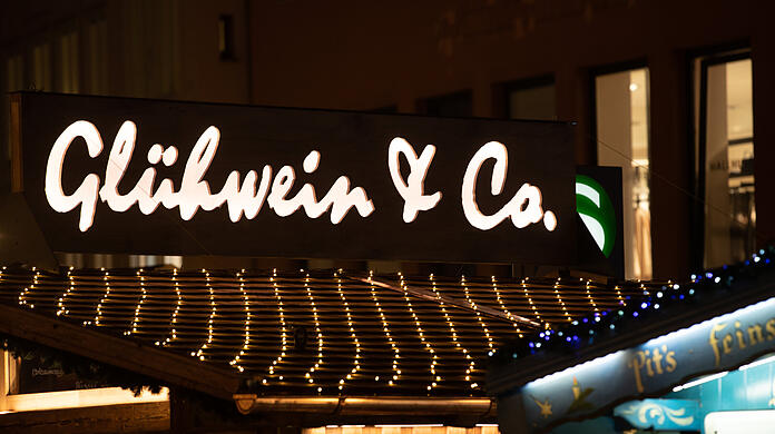 Im Alten Hof kann man dieser Tage unter anderem Glühwein genießen - wie auf einem eigentlich verbotenen Christkindlmarkt. (Symbolbild)