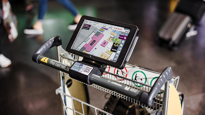 Die Gepäckwagen am Terminal 2 des Flughafen München sind nun mit einem Tablet ausgestattet.