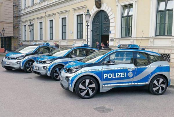 Die ersten Tests mit E-Autos bei der Polizei liegen zehn Jahre zurück: die Präsentation des BMW i3 vor dem Innenministerium im September 2015. Die ersten Tests mit E-Autos bei der Polizei liegen zehn Jahre zurück: die Präsentation des BMW i3 vor dem Innenministerium im September 2015.