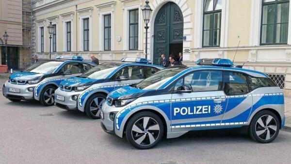 Die ersten Tests mit E-Autos bei der Polizei liegen zehn Jahre zurück: die Präsentation des BMW i3 vor dem Innenministerium im September 2015. Die ersten Tests mit E-Autos bei der Polizei liegen zehn Jahre zurück: die Präsentation des BMW i3 vor dem Innenministerium im September 2015.