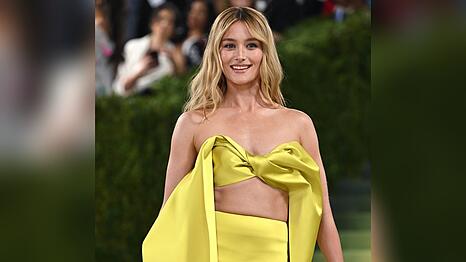 Die Schauspielerin Sarah Pidgeon bei einem der wichtigsten Mode-Events des Jahres, der Met Gala, im chartreusefarbenen Zweiteiler-Ensemble von Loewe.