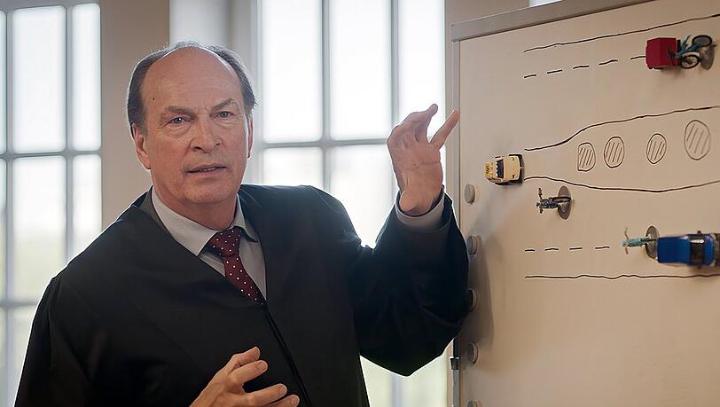 "Die Kanzlei: Spurwechsel": Im Gerichtssaal rekonstruiert Anwalt Markus Gellert (Herbert Knaup) den Unfallhergang. "Die Kanzlei: Spurwechsel": Im Gerichtssaal rekonstruiert Anwalt Markus Gellert (Herbert Knaup) den Unfallhergang.