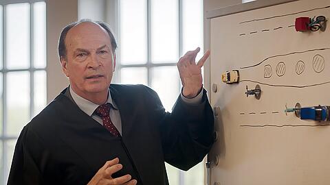 "Die Kanzlei: Spurwechsel": Im Gerichtssaal rekonstruiert Anwalt Markus Gellert (Herbert Knaup) den Unfallhergang.