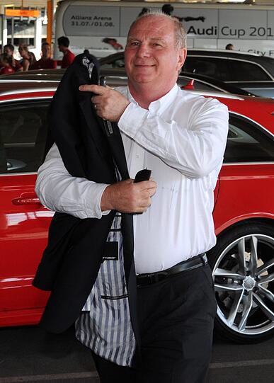 Ohne Chauffeur kam Uli Hoeneß in der Allianz Arena an und verschwand im VIP-Eingang. Zur Anklageerhebung äußerte er sich nicht.