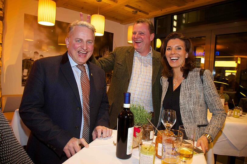 Wiesn-Wirt Christian Schottenhamel mit Franz Georg Strauß (Sohn des früheren Ministerpräsidenten Franz Josef Strauß) und dessen Frau Birgit bei der Italienischen Nacht "La Notte Italiana" im Hotel Drei Löwen am Donnerstag.