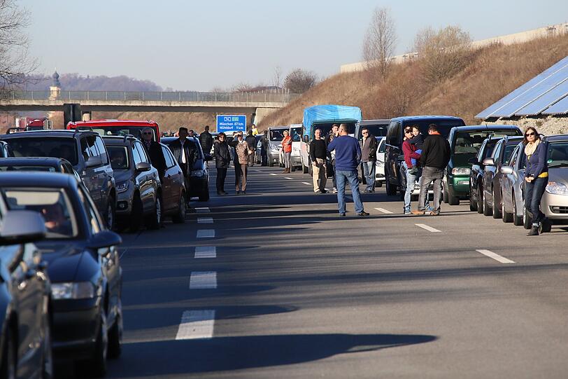 Bei dem schweren Unfall auf der A94 sind drei Autos involviert.