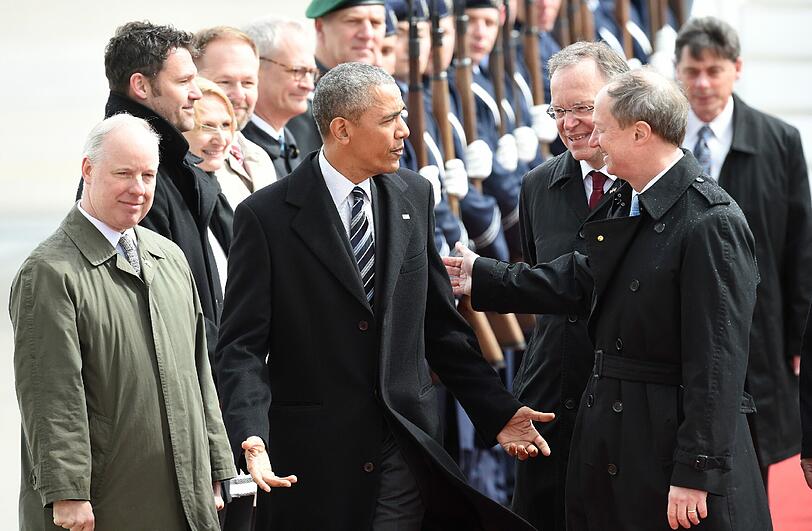 Niedersachsens Ministerpräsident Stephan Weil (r.) begrüßt den US-Präsidenten am Flughafen.