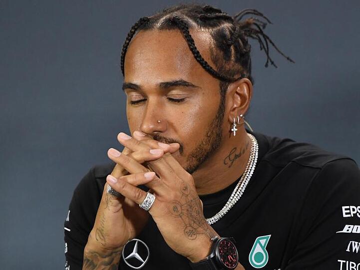 In Singapur könnte dem Formel-1-Weltmeister Lewis Hamilton auch die schwüle Hitze zu schaffen machen.