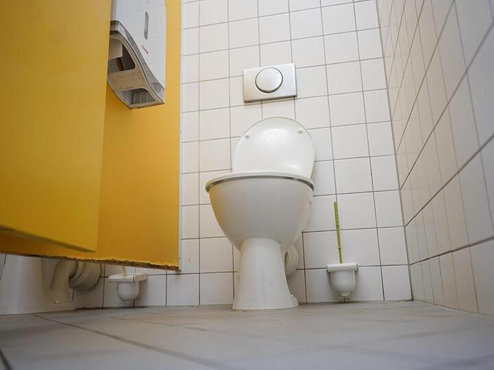 Blick in eine Schultoilette. Foto: Jörg Carstensen/dpa/Archivbild