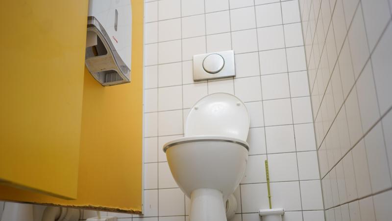 Blick in eine Schultoilette. Foto: Jörg Carstensen/dpa/Archivbild Blick in eine Schultoilette. Foto: Jörg Carstensen/dpa/Archivbild
