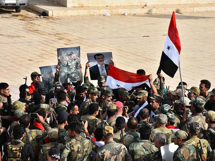 Syrische Soldaten in Manbidsch: Die syrische Armee übernahm die volle Kontrolle über die Stadt, um sie vor einem türkischen Militärangriff zu bewahren.