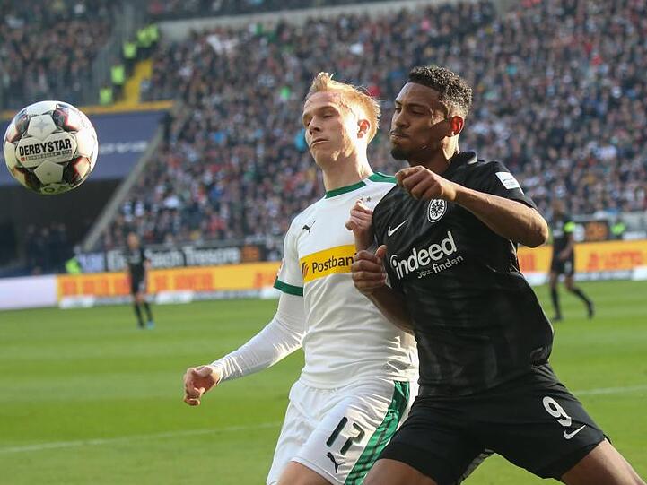 Frankfurter Haller (r) kämpft mit Gladbachs Oscar Wendt um den Ball.