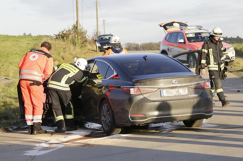 Nach Angaben der Polizei übersah ein Autofahrer bei tief stehender Sonne den von links kommenden - vorfahrtberechtigten - Pkw eines 50-Jährigen.
