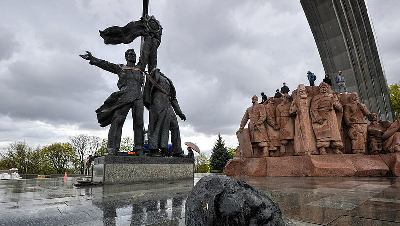 Blick auf das demontierte sowjetische Denkmal der ukrainisch-russischen Freundschaft, das 1982 als Symbol für die "Wiedervereinigung" in Kiew errichtet wurde. Blick auf das demontierte sowjetische Denkmal der ukrainisch-russischen Freundschaft, das 1982 als Symbol für die "Wiedervereinigung" in Kiew errichtet wurde.