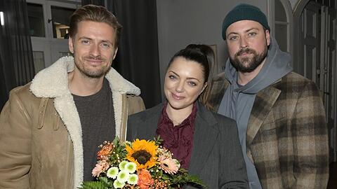 Ihre Kollegen Jörn Schlönvoigt (l.) und Felix von Jascheroff verabschieden Anne Menden in ihre Babypause.