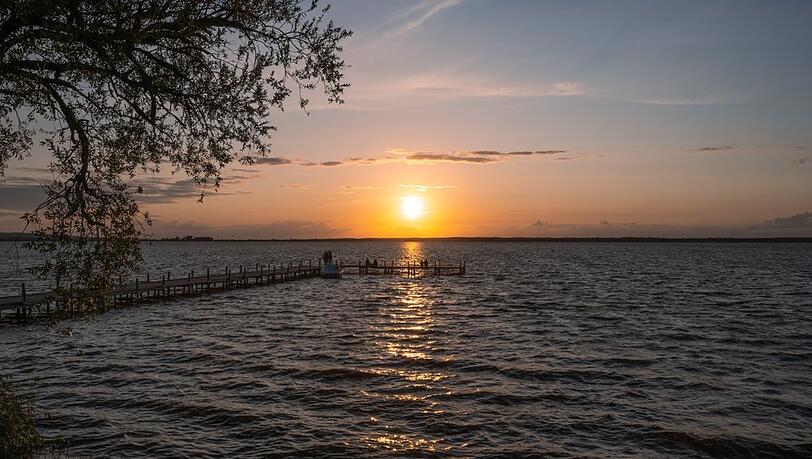 Am Steinhuder Meer kommt besonders in den Abendstunden Meeres-Feeling auf.
