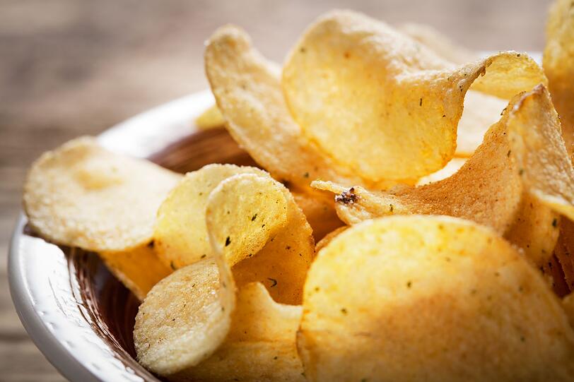 Wer kennt das nicht: Ist die Tüte Chips erst einmal geöffnet, fällt es ziemlich schwer, mit dem Knabbern zu stoppen, bis sie komplett geleert ist. Ob es sich um fettarme Chips oder Produkte aus "echten Kartoffeln" handelt, gemein haben alle, dass sie starke Geschmacksverstärker wie Hefeextrakt enthalten. Und das ist pures Gift für eine Diät! Der Appetit wird immer weiter angeregt, ohne dass das Sättigungsgefühl eintritt - und Sie haben ruckzuck 500 Kalorien zu sich genommen. Wer kennt das nicht: Ist die Tüte Chips erst einmal geöffnet, fällt es ziemlich schwer, mit dem Knabbern zu stoppen, bis sie komplett geleert ist. Ob es sich um fettarme Chips oder Produkte aus "echten Kartoffeln" handelt, gemein haben alle, dass sie starke Geschmacksverstärker wie Hefeextrakt enthalten. Und das ist pures Gift für eine Diät! Der Appetit wird immer weiter angeregt, ohne dass das Sättigungsgefühl eintritt - und Sie haben ruckzuck 500 Kalorien zu sich genommen.