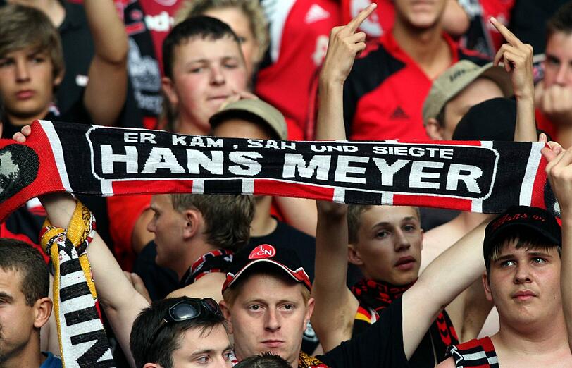 `Der Fußball hat bei uns einen Stellenwert, der gar nicht statthaft ist &ndash; für das bisschen Arschwackeln."