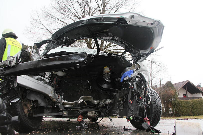 Im Landkreis Altöttingen kam es am Samstagvormittag zu einem schweren Zusammenstoß dreier Fahrzeuge. Die Bilder vom Unfallort.